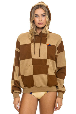 CHECK QUILT RELAXED PULLOVER HOODIE - TAN // CINNAMON