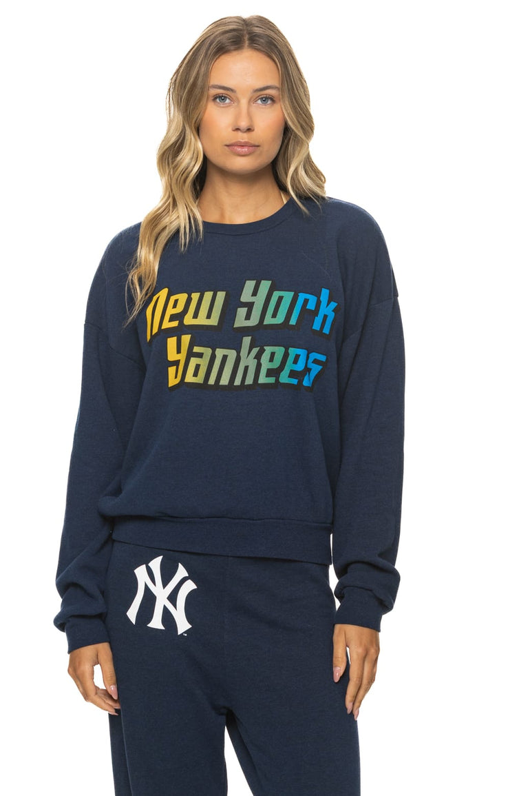 NEW YORK YANKEES 2026 RELAXED CREW SWEATSHIRT - NAVY