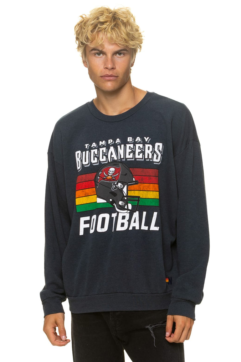 TAMPA BAY BUCCANEERS HELMET RELAXED CREW SWEATSHIRT - CHARCOAL