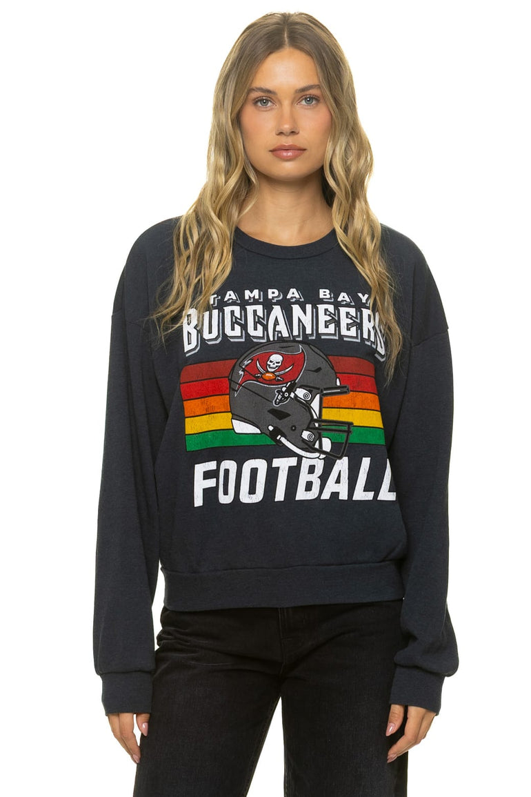 TAMPA BAY BUCCANEERS HELMET RELAXED CREW SWEATSHIRT - CHARCOAL