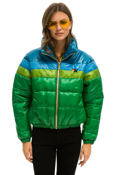 WOMEN'S COLOR BLOCK LUXE APRES PUFFER JACKET - GLOSSY AMAZON Jacket Aviator Nation