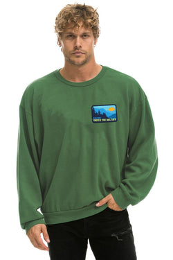 UNDER THE BIG SKY PATCH 2026  CREW SWEATSHIRT RELAXED - PALM
