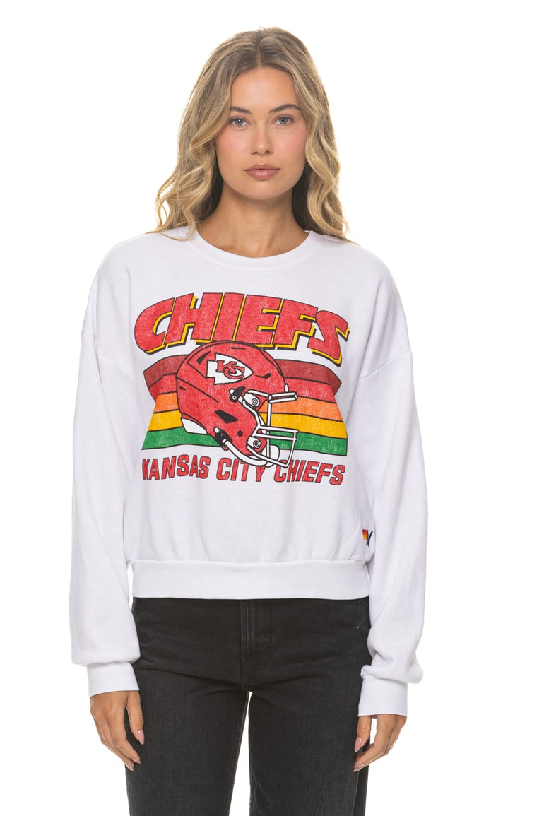 KANSAS CITY CHIEFS HELMET RELAXED CREW SWEATSHIRT - WHITE